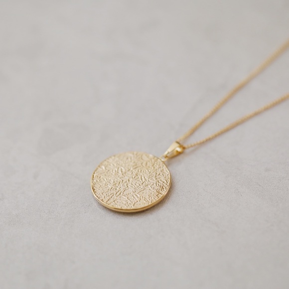 Men’s Jesus Necklace | 18k Gold Filled - Picture 4 of 7